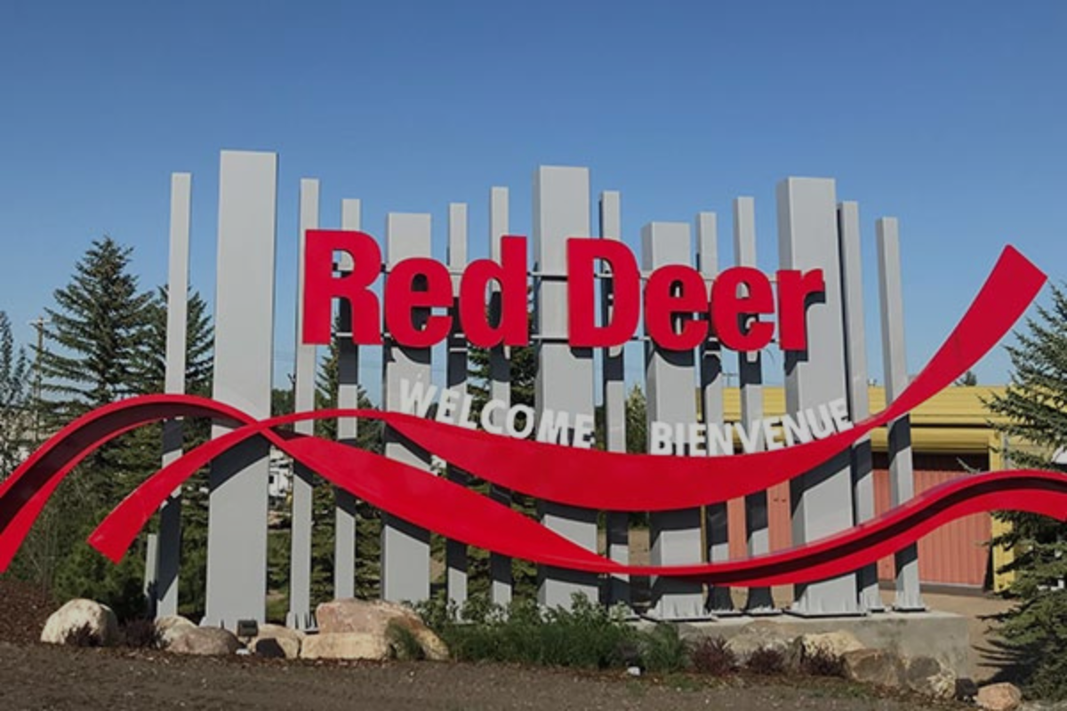 A sign reading Red Deer Welcome / Bienvenue
